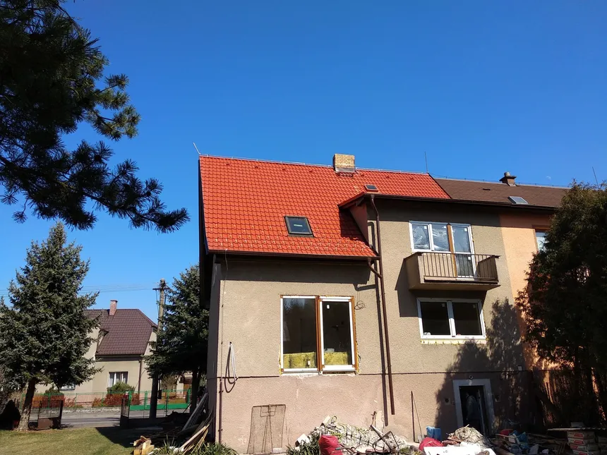 Rodinný dům s novou střechou z terakotové tašky