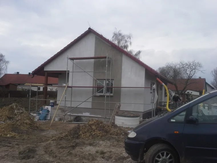 Nanášení dvoubarevné fasádní omítky na zateplený rodinný dům