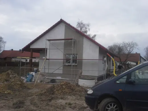 Nanášení dvoubarevné fasádní omítky na zateplený rodinný dům