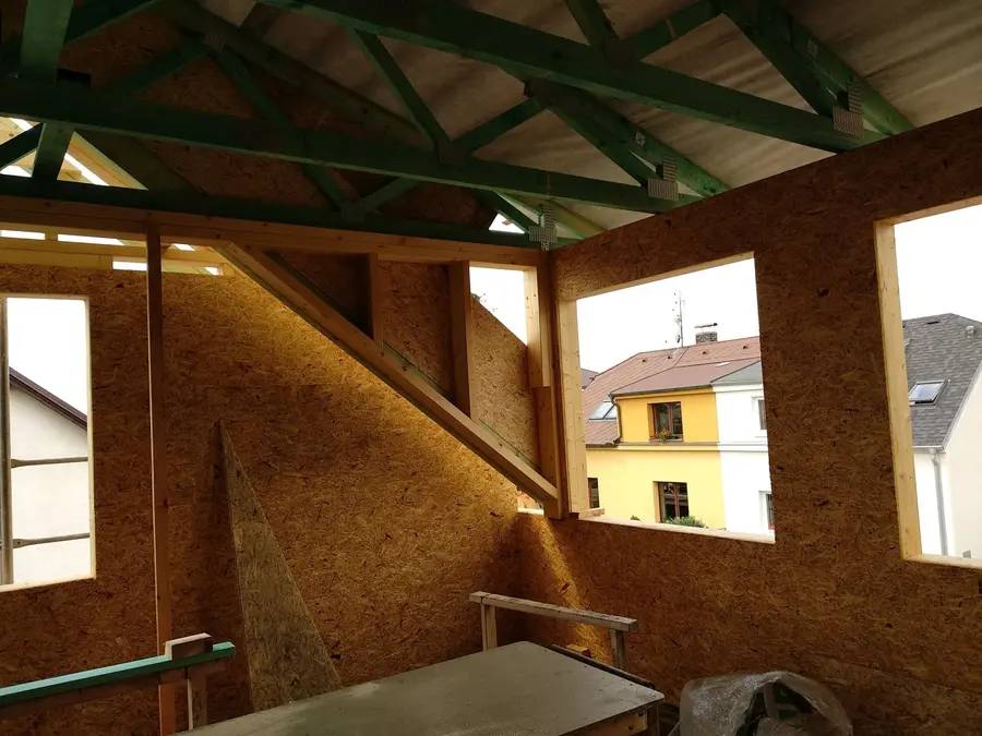 Okenní otvor v&nbsp;opláštěné nástavbě, Hradec Králové-Plácky