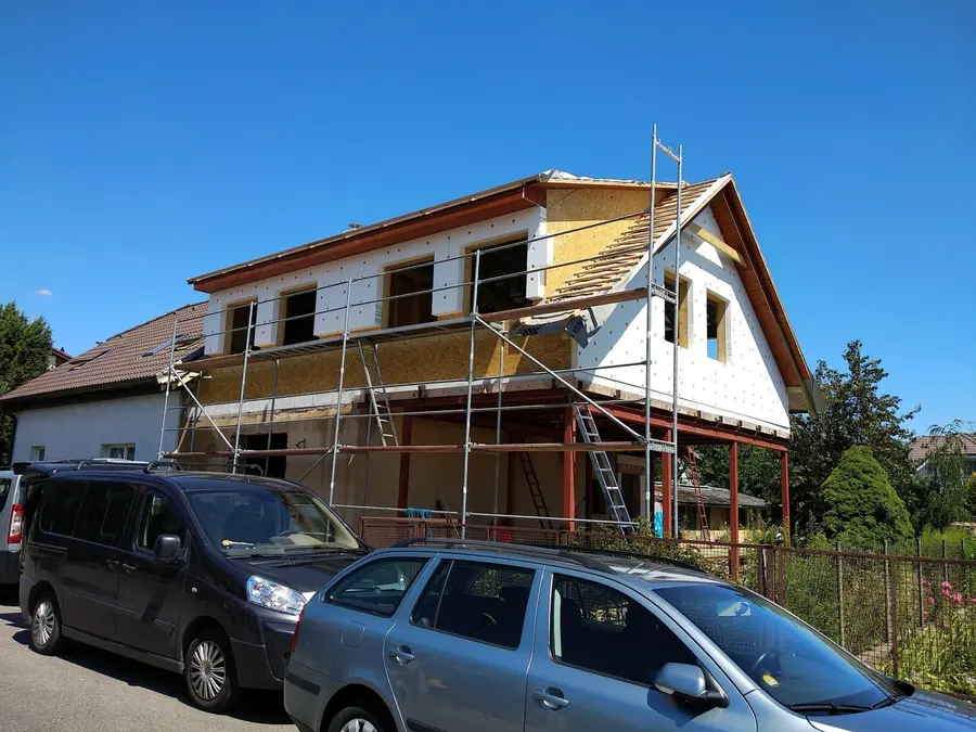Opláštěná nástavba s&nbsp;lešením z&nbsp;ulice, Hradec Králové-Plácky