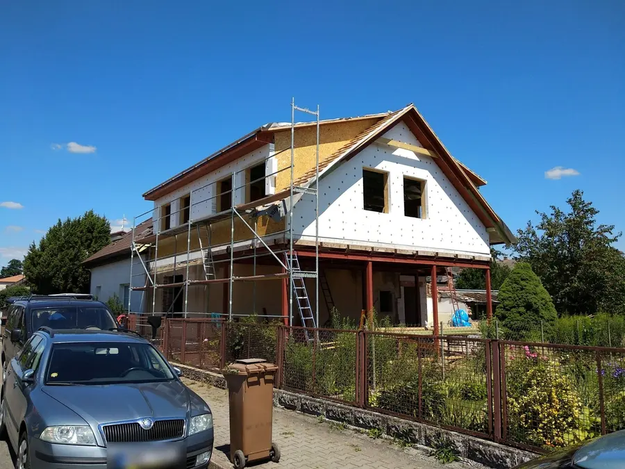 Dům s&nbsp;rozestavěnou nástavbou z&nbsp;boku, Hradec Králové-Plácky