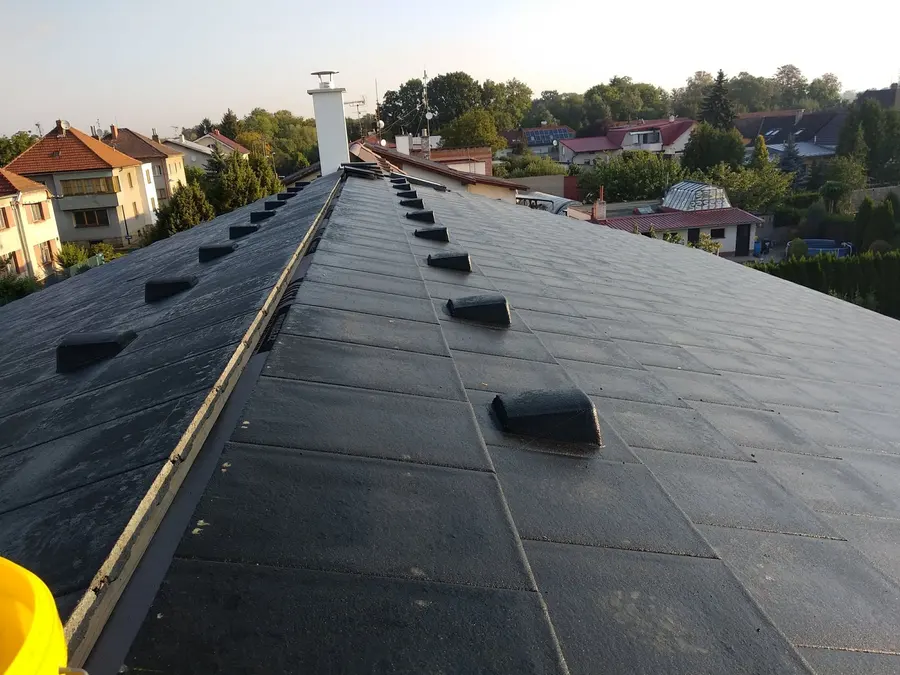 Asfaltový podklad a&nbsp;tašky připravené ke kladení, Hradec Králové-Plácky