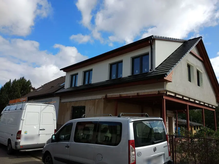 Hotová nástavba s&nbsp;pásem oken, Hradec Králové-Plácky