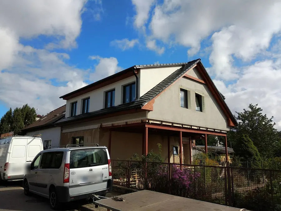 Dům s&nbsp;novou střechou z&nbsp;boční strany, Hradec Králové-Plácky