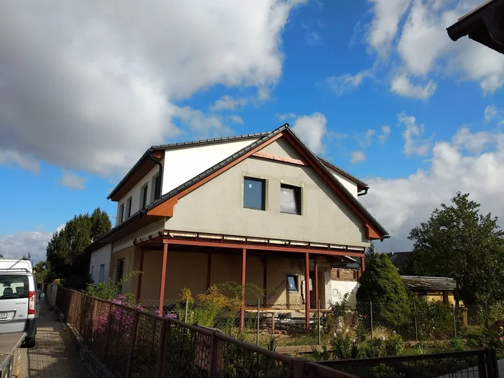 Hotový dům ze zahrady, Hradec Králové-Plácky
