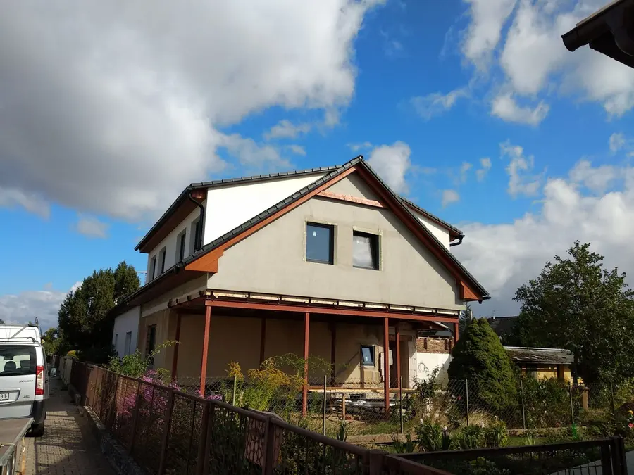 Hotový dům ze zahrady, Hradec Králové-Plácky
