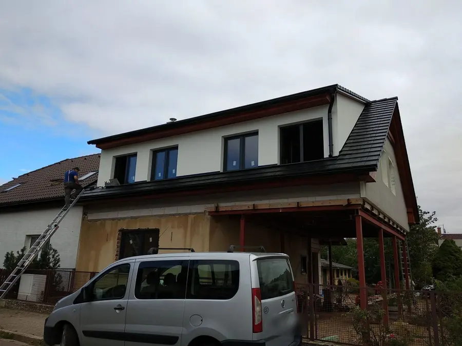 Dům s&nbsp;nástavbou a&nbsp;přístřeškem z&nbsp;ulice, Hradec Králové-Plácky