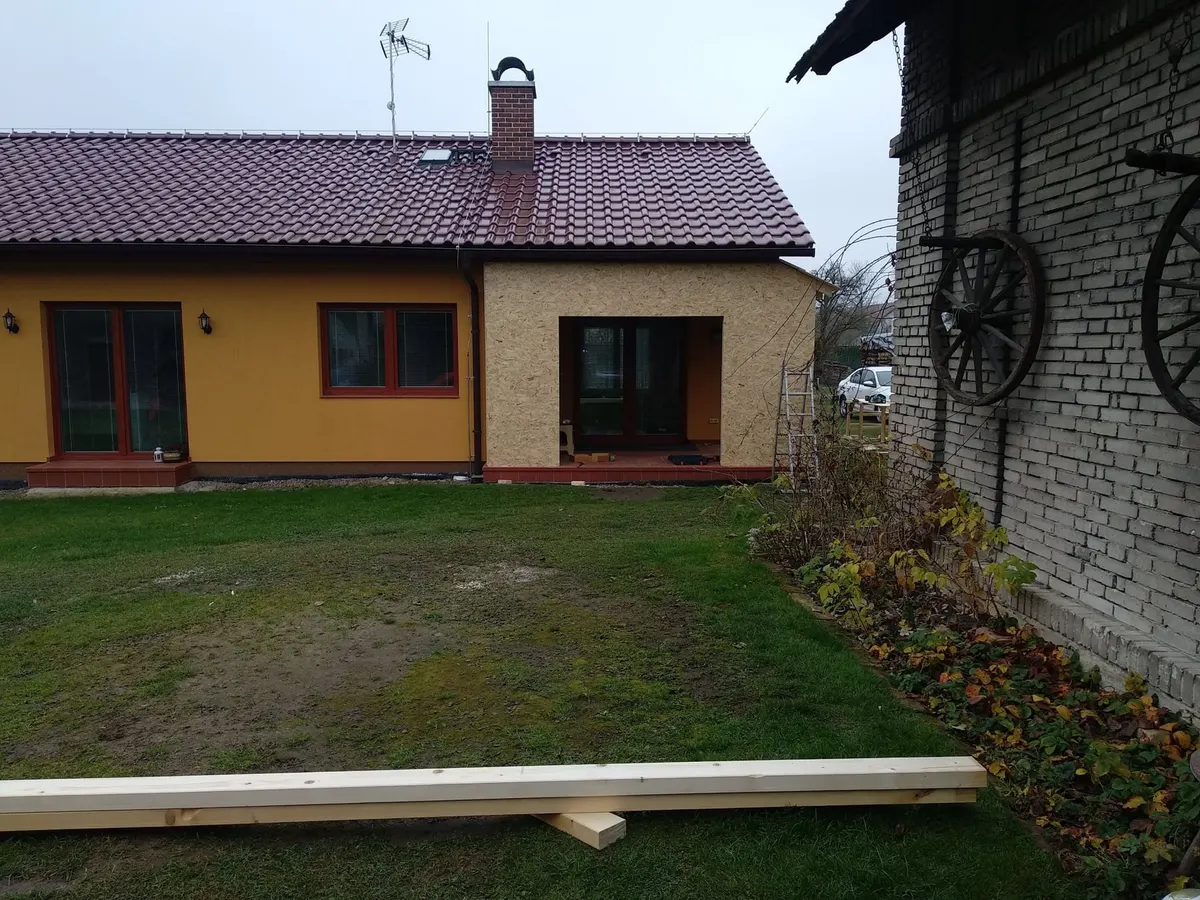 Dům s&nbsp;dokončenou dřevěnou přístavbou, Pardubický a&nbsp;Královéhradecký kraj