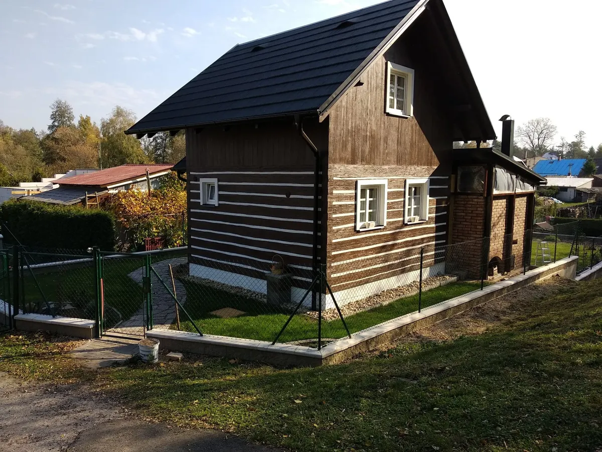 Roubená chalupa s&nbsp;novou tmavou střechou, Pardubický a&nbsp;Královéhradecký kraj