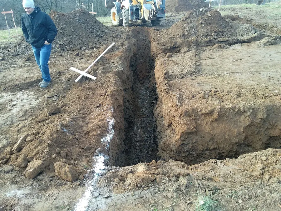 Zatopená základová rýha po dešti, Klášterec nad Orlicí