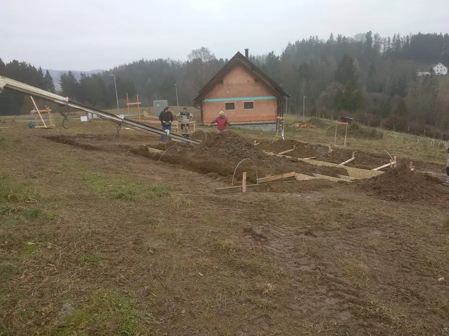 Vytyčení stavby, v&nbsp;pozadí sousední roubený dům, Klášterec nad Orlicí