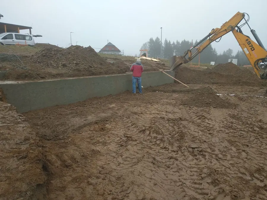 Hotový betonový základový pás a&nbsp;bagr na parcele, Klášterec nad Orlicí