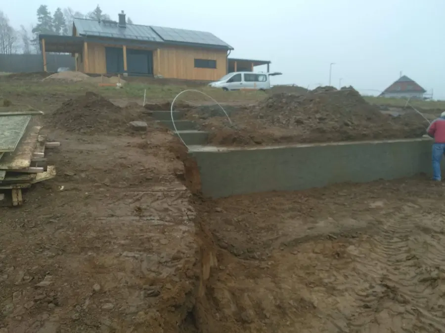 Betonový pás v&nbsp;mlze, navezená zemina, Klášterec nad Orlicí