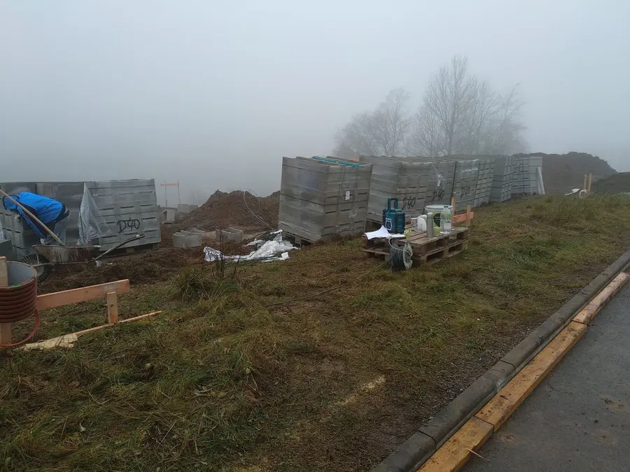 Palety betonových tvárnic navezené k&nbsp;základům, Klášterec nad Orlicí
