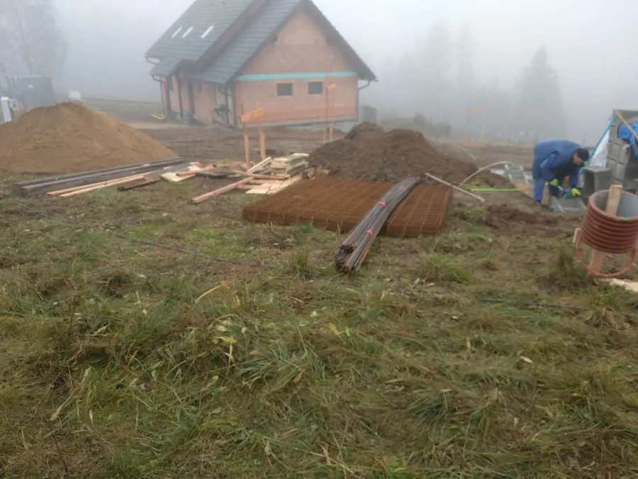 Skládka tvárnic ztraceného bednění vedle stavby, Klášterec nad Orlicí