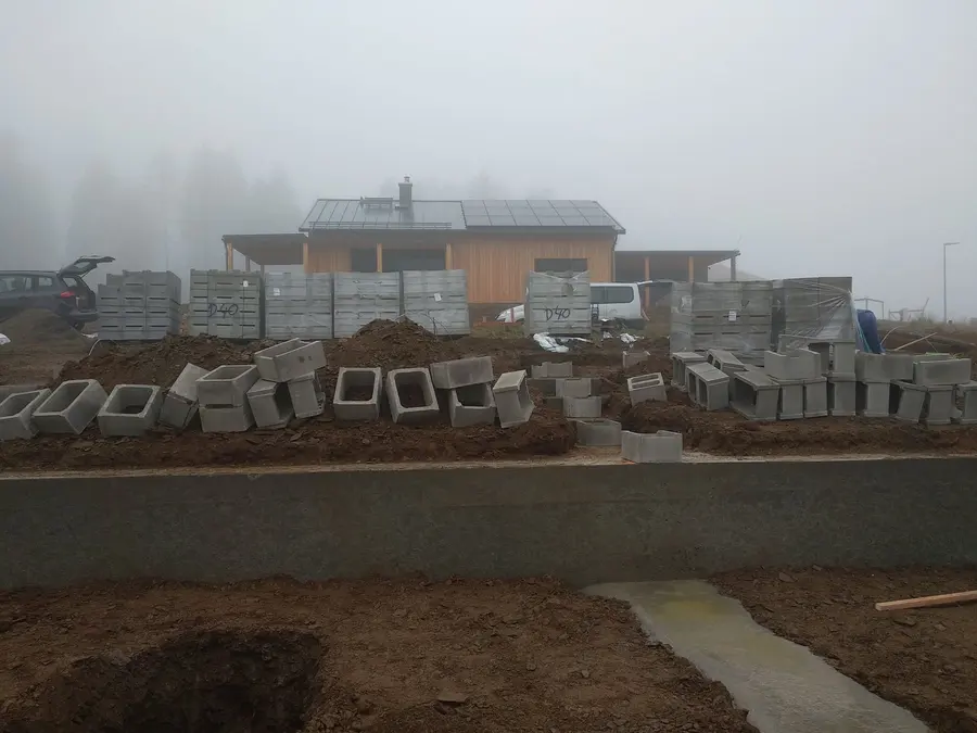 Navezený materiál na okraji parcely, Klášterec nad Orlicí