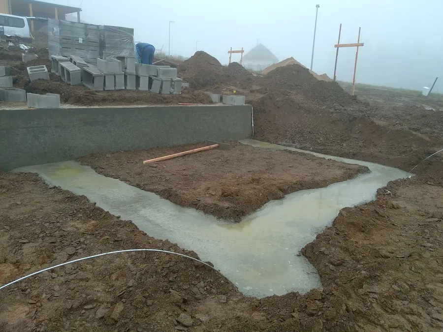 Štěrkový podsyp mezi základovými pásy, Klášterec nad Orlicí