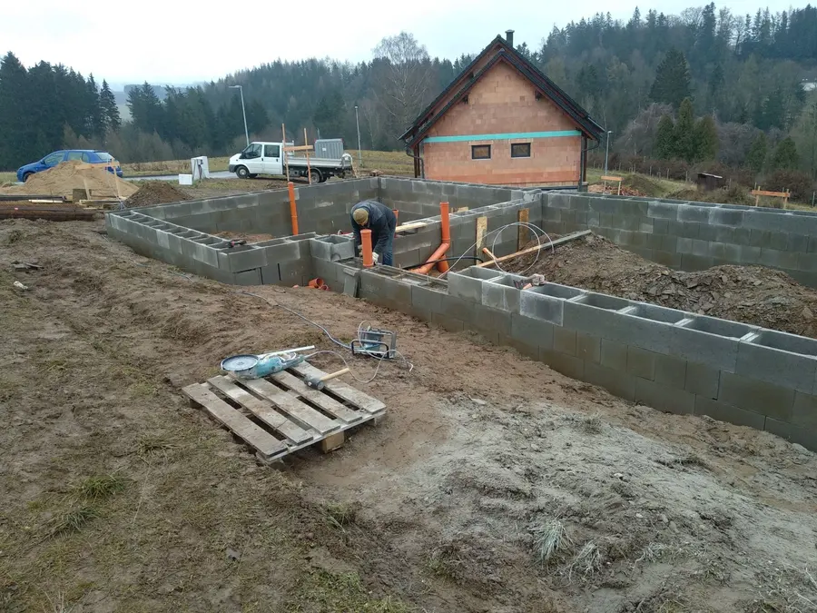 Zdivo ze ztraceného bednění s&nbsp;prostupem pro rozvody, Klášterec nad Orlicí