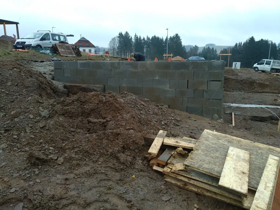 Vyzděné základy do výšky podlahy, Klášterec nad Orlicí